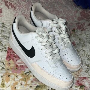 Nike White and Black Sneakers